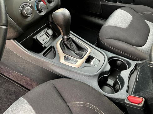 Used 2016 Jeep Cherokee Sport FWD image 17