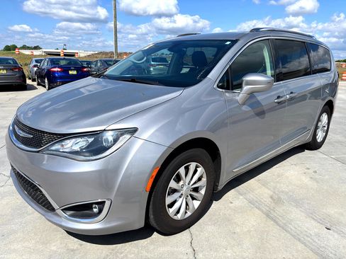 Used 2018 Chrysler Pacifica Touring-L image 8