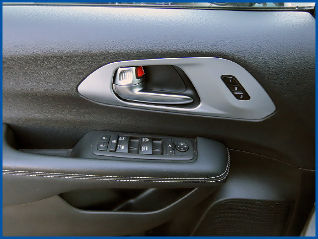 Used 2026 Chrysler Pacifica Limited w/ S Appearance Package FWD image 13