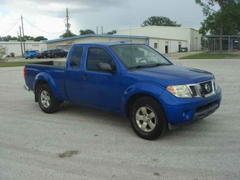 Used 2013 Nissan Frontier SV image 3