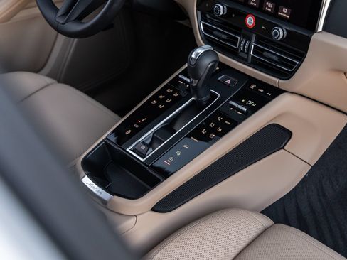 Certified 2026 Porsche Macan S AWD/4WD image 32