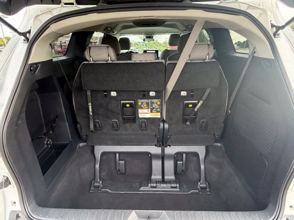 Used 2025 Toyota Sienna LE AWD/4WD image 31