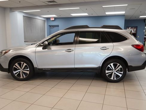Used 2018 Subaru Outback 3.6R Limited AWD/4WD image 2