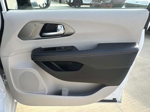 Used 2024 Chrysler Pacifica Touring-L image 17