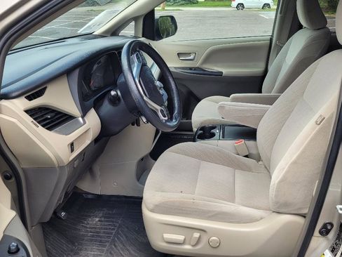Used 2017 Toyota Sienna LE FWD image 12