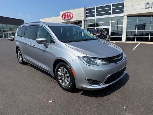 Used 2019 Chrysler Pacifica Touring-L Plus FWD image 4