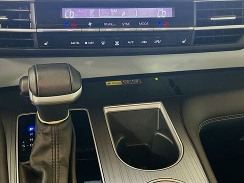 Used 2025 Toyota Sienna XLE FWD image 23