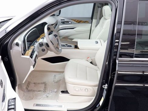 Used 2024 Cadillac Escalade Sport Platinum w/ LPO, ONYX Package image 6