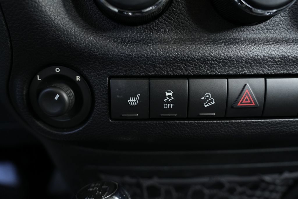 Used 2015 Jeep Wrangler Unlimited Sahara w/ Connectivity Group AWD/4WD image 54