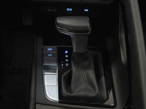 Certified 2025 Hyundai Elantra Limited FWD image 18