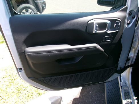Used 2023 Jeep Wrangler Unlimited Sahara w/ Cold Weather Group AWD/4WD image 6