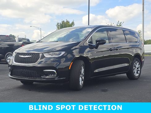 New 2026 Chrysler Pacifica Select image 9