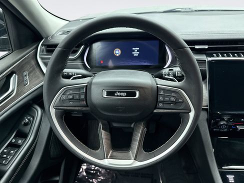 Used 2023 Jeep Grand Cherokee Limited w/ Luxury Tech Group II image 12