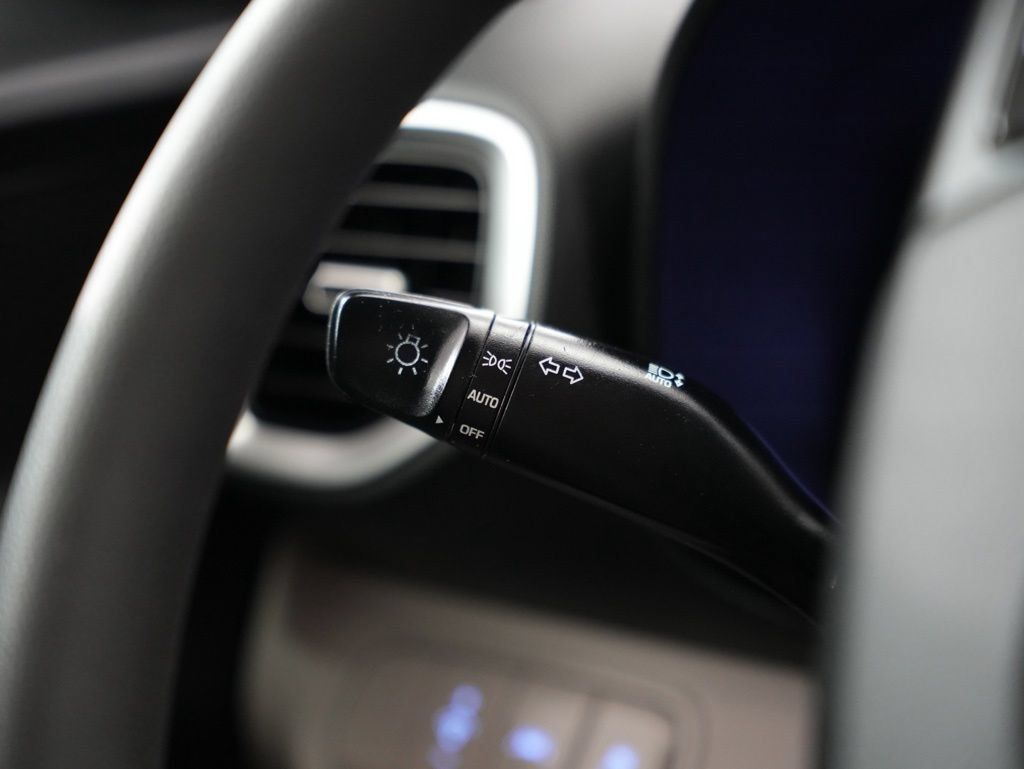 Used 2020 Hyundai Venue SEL FWD image 14