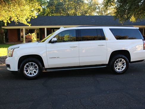 Used 2018 GMC Yukon XL SLT image 2