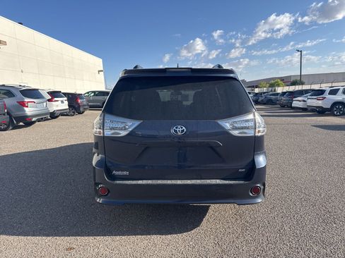 Used 2018 Toyota Sienna SE Premium w/ Carpet Mat Package FWD image 4
