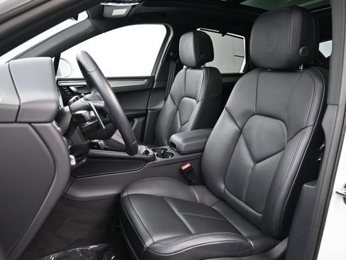 Certified 2026 Porsche Macan AWD/4WD image 5