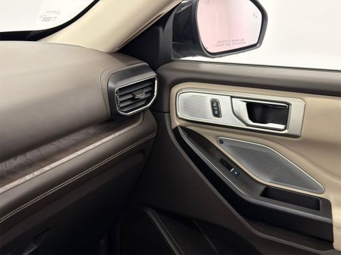 Used 2020 Ford Explorer Platinum w/ Premium Technology Package image 34
