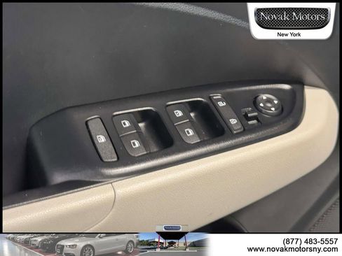 Used 2025 Hyundai Venue SEL FWD image 15