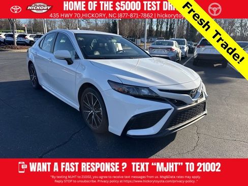 Used 2022 Toyota Camry SE image 1