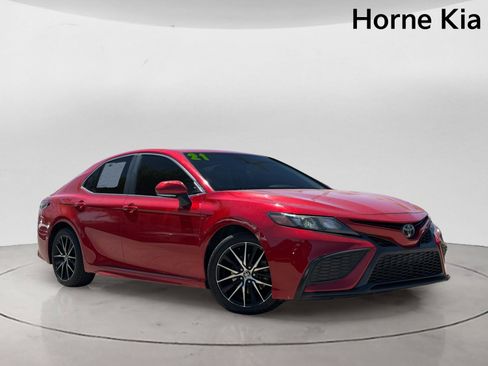 Used 2021 Toyota Camry SE w/ Convenience Package FWD image 2