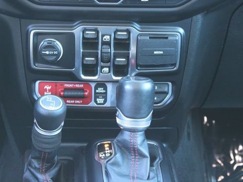 Used 2022 Jeep Wrangler Unlimited Rubicon w/ LED Lighting Group AWD/4WD image 15