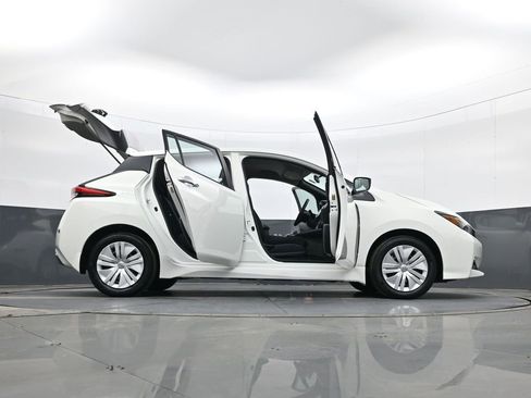 Used 2023 Nissan Leaf S image 33