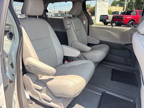 Used 2020 Toyota Sienna XLE w/ XLE Navigation Package FWD image 7