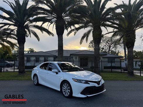 Used 2018 Toyota Camry LE w/ Convenience Package FWD image 1