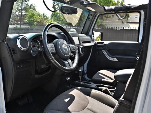 Used 2018 Jeep Wrangler Unlimited Rubicon w/ Cold Weather Group AWD/4WD image 11