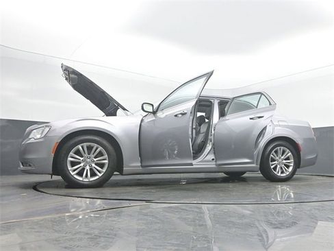 Used 2017 Chrysler 300 C image 59