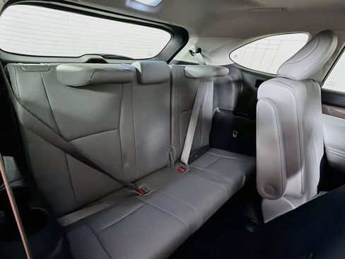 Used 2024 Toyota Highlander Platinum FWD image 27