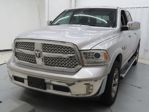 Used 2017 RAM 1500 Laramie w/ Convenience Group AWD/4WD image 8