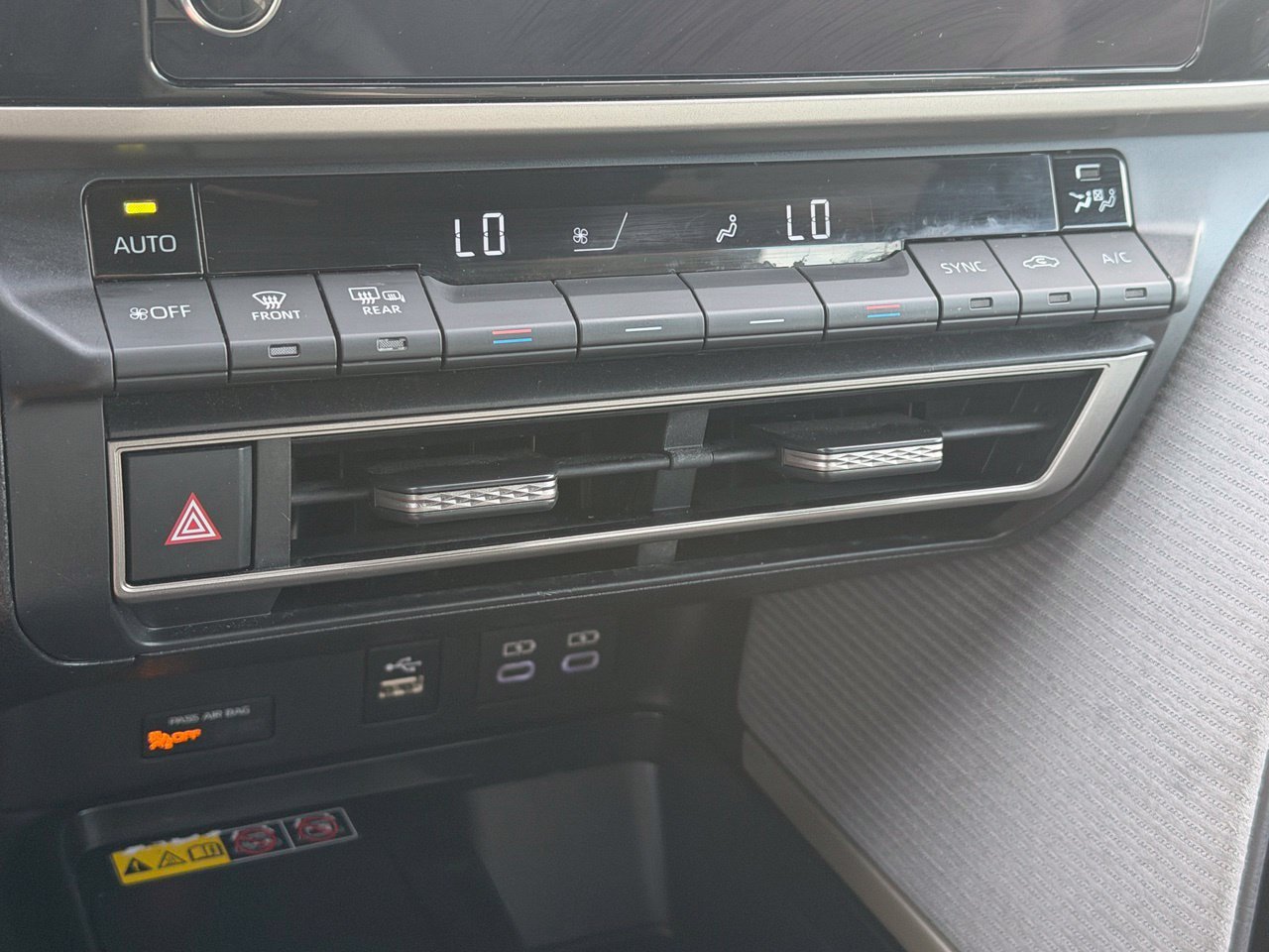 Used 2025 Toyota Camry SE w/ Convenience Package FWD image 24