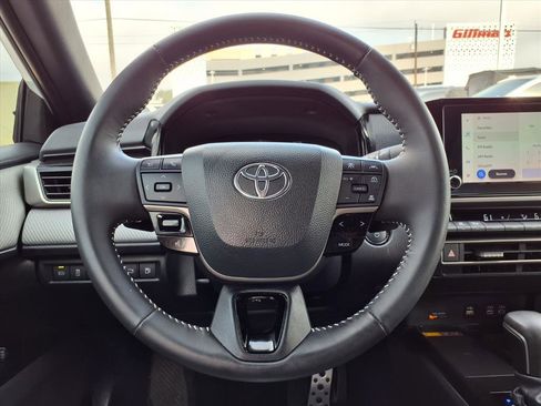 Used 2025 Toyota Camry SE image 13