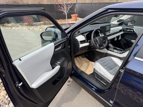 New 2026 Mitsubishi Outlander SE image 20