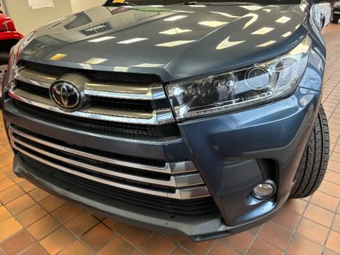 Used 2018 Toyota Highlander Limited image 9