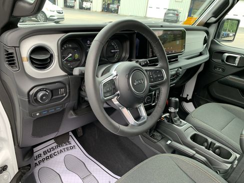 Used 2025 Jeep Wrangler Unlimited Sahara AWD/4WD image 13