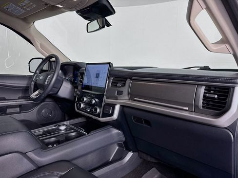 Used 2023 Ford Expedition XLT image 30