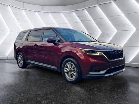 Used 2023 Kia Carnival LX FWD image 7