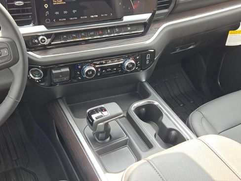 Used 2026 GMC Sierra 1500 SLT AWD/4WD image 18