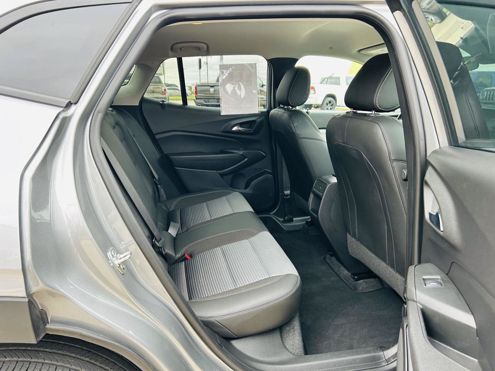 Used 2025 Chevrolet Trax LT w/ LT Convenience Package FWD image 27