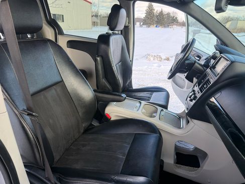 Used 2019 Dodge Grand Caravan SXT image 18