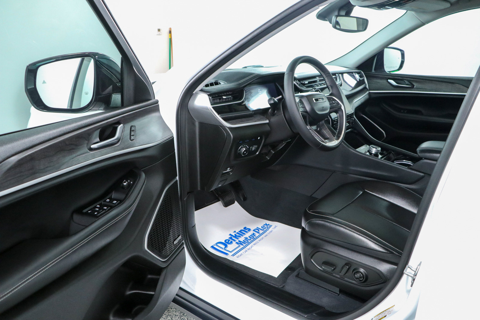 Used 2023 Jeep Grand Cherokee 4WD 4xe image 3
