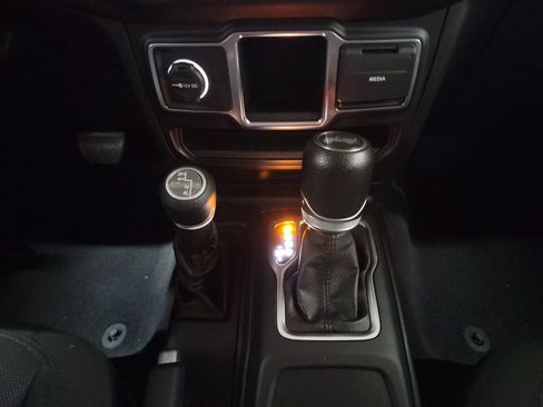 Used 2021 Jeep Wrangler Unlimited Sport image 19