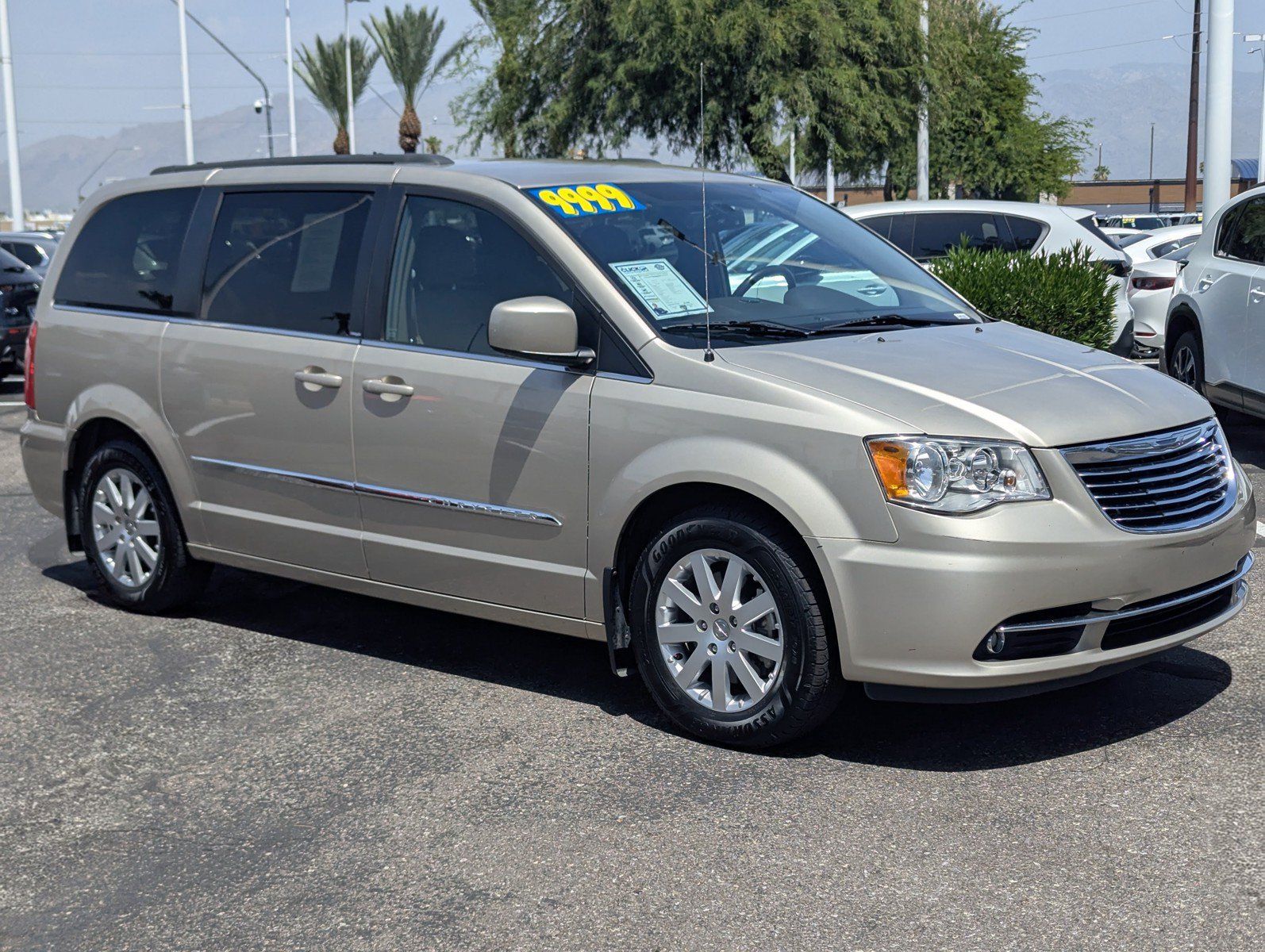 Used 2013 Chrysler Town & Country Touring FWD image 1