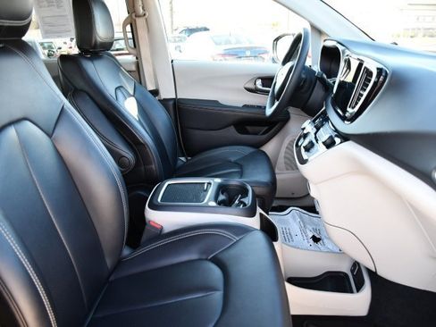 Used 2024 Chrysler Pacifica Touring-L image 33