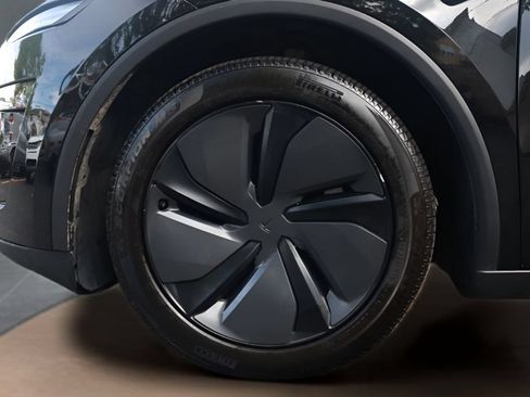 Used 2026 Tesla Model Y Long Range RWD image 6