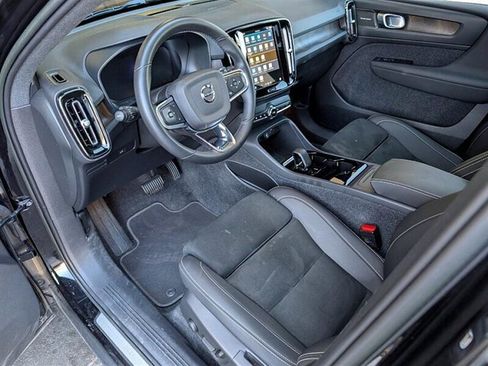 Used 2023 Volvo XC40 Recharge Ultimate image 2