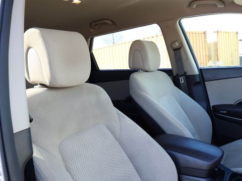 Used 2017 Hyundai Santa Fe SE image 14